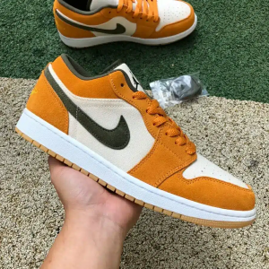 JORDAN 1 LOW SE LIGHT CURRY